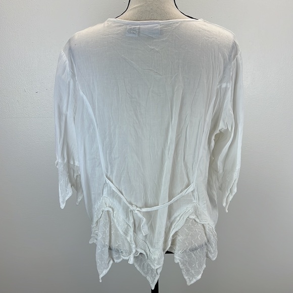 ⭐️🌸Vintage more by lata white embroidered handkerchief hem button front top L - Picture 3 of 12